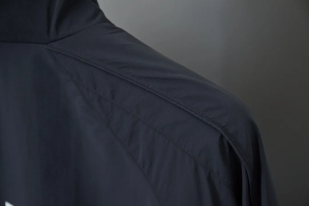 Balenciaga 𝘽𝘼𝙇𝙀𝙉𝘾𝙄𝘼𝙂𝘼 BLCG 76 Manchester United embroidered inlay jacket, light luxury, a must-have item for daily commuting for men and women, correct version, feel free to compare, detailed features · Made of T 800 professional jacket polyester fabric · The entire fabric is pre-treated with a waterproof coating · The interior is made of four-way elastic nylon lining · Zipper pockets on both sides Elastic cuff design · Internal zipper pocket design · Extremely complex and heavy-duty splicing and inserting technology · Customized TPU material lettering film Manual pressing process · Imported Tajima high-speed embroidery machine thousands of needle embroidery process · Elastic elastic waist design at the hem · Customized molded hardware zipper Jacket double puller design · Original main mark, washed tag brand packaging Color: Black Size: 46/48/50/52